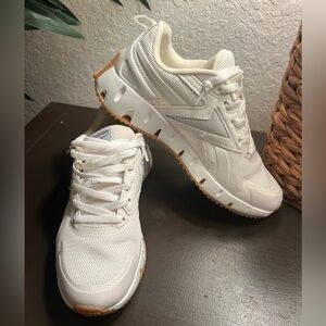 Reebok ZIG DYNAMICA White/Gum Soles Women 6 NEW